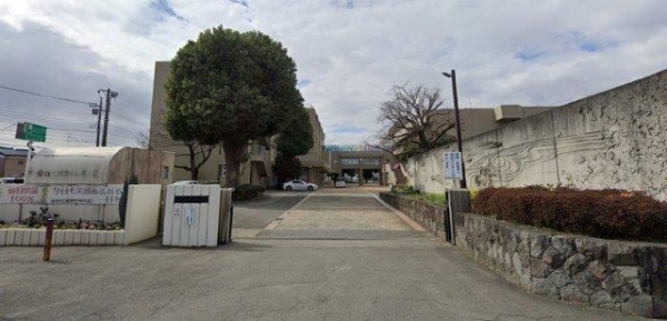 厚木市立藤塚中学校（約2100ｍ）