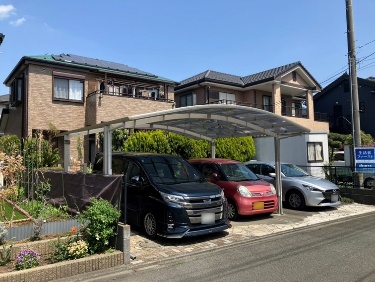 【外観】3台駐車可能なカースペース付き(車種によります)。南西側前面道路は幅員約6mあり、陽当り良好。車の出し入れもスムーズに行えます。