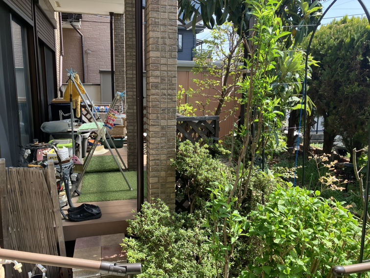 【ウッドデッキ】お庭には、ウッドデッキが備えられています。LDKから出入りが可能なので、バーベキューなどのアウトドアやお子さまの外遊びが、気軽に楽しめそうです。