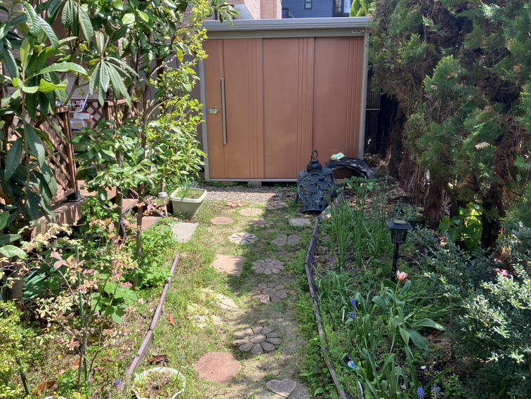 【庭】南西向きで陽当たり良好。LDKの窓から景色が見えるので、緑に癒される暮らしが叶います。ガーデニングなど、日常のちょっとした気分転換にも活用できる空間です。