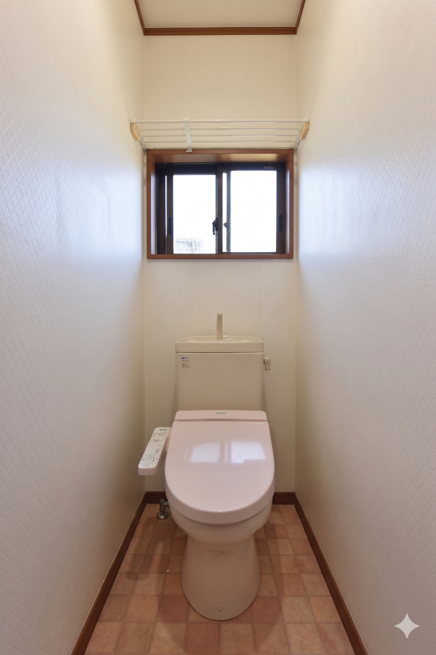 【2階トイレ】各階にトイレが採用されているので、朝の忙しい時間や来客時に重宝します。自然換気ができる、窓付きです。※AIにより家具消しの修正をしたイメージ画像になります。