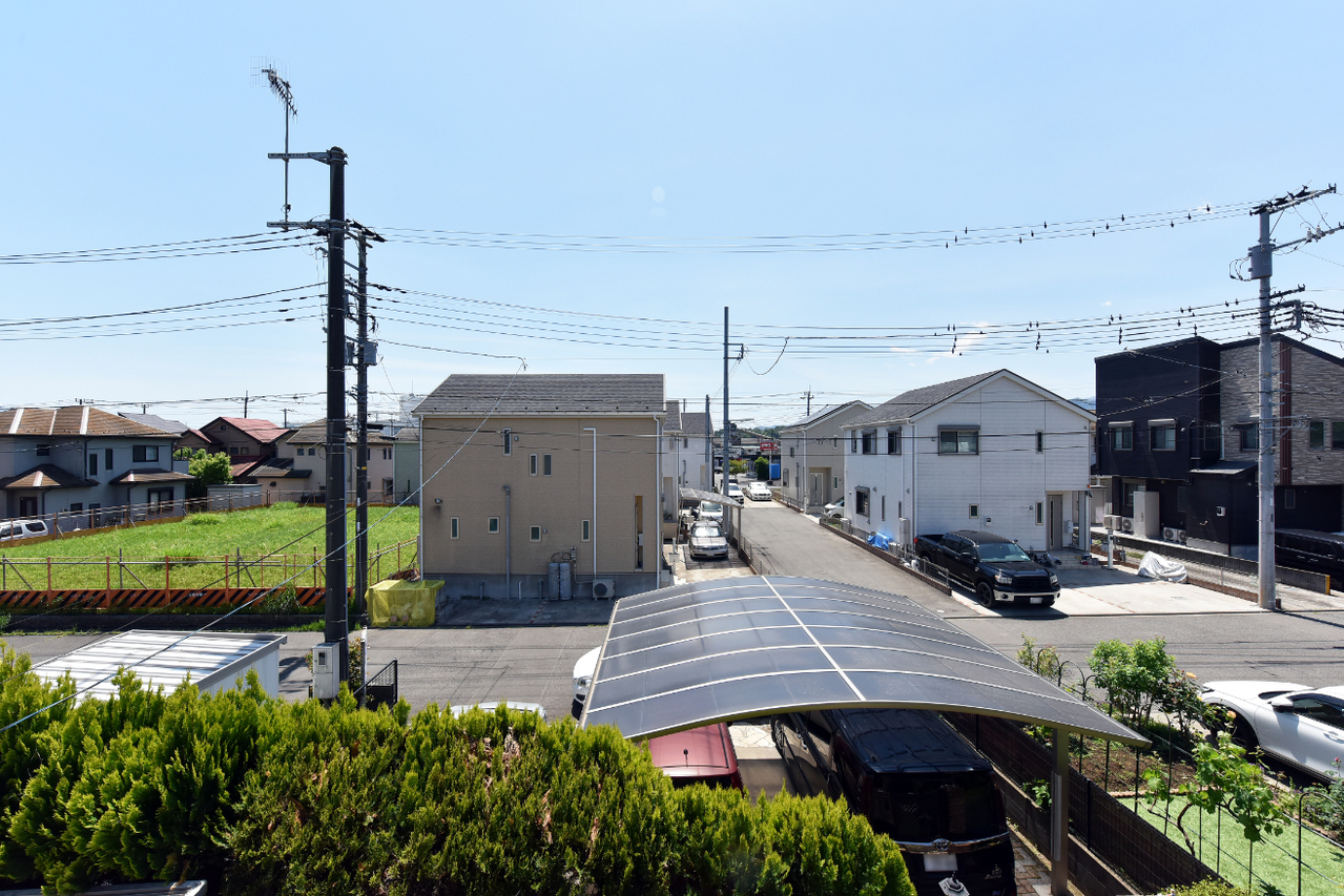 【眺望】周辺は低層住宅が建ち並ぶエリアのため、視界を遮るような高い建物がなく、開放感のある景色を望めます。※眺望は将来に渡って保証するものではありません。