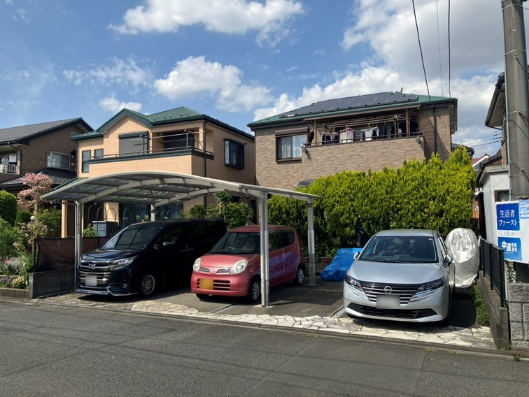 【外観】緑と調和する、落ち着いた色合いの外観。庭やウッドデッキ、カーポート付きの注文住宅です。生活利便施設も徒歩圏内に揃う、暮らしやすい住環境です。