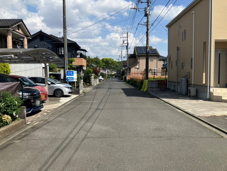 【前面道路含む現地写真】見通しのよい直線道路です。大きな通りに面していないため、車のエンジン音などを比較的気にせずにお過ごしいただけます。