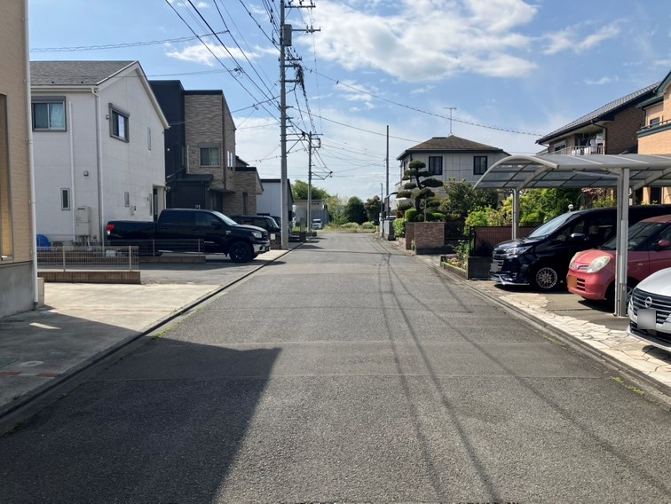 【前面道路含む現地写真】道路はアスファルト舗装済みで、敷地との高低差もほとんどありません。自転車や、お子さまを連れての通行もしやすそうです。