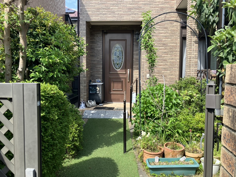 【玄関ポーチ】玄関の外にはポーチが設けられています。玄関ドアを開けても、前面道路から室内が見えにくい仕様で、プライバシーが守られます。