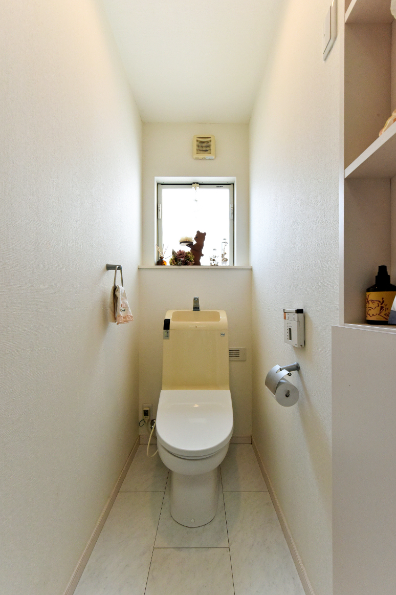 【2階トイレ】温水洗浄便座仕様。リモコンは、操作がしやすい壁掛けタイプです。トイレは各階に設置されているため、ご家族の身支度が重なる時間帯や来客時も気兼ねなく使用できます。