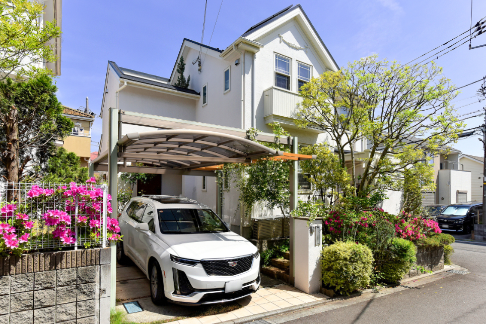 【現地外観写真】低層住宅の街並みが広がる、第一種低層住居専用地域内に位置しています。落ち着いた雰囲気の住環境で、穏やかな暮らしが叶いそうです。