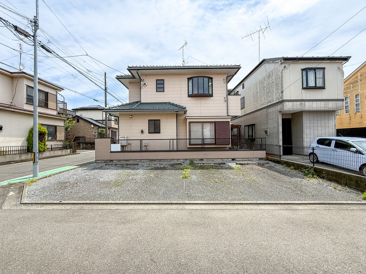 【前面道路含む現地写真】徒歩7分圏内にスーパーやコンビニが揃っています。急なお買い物にも便利な住環境です。