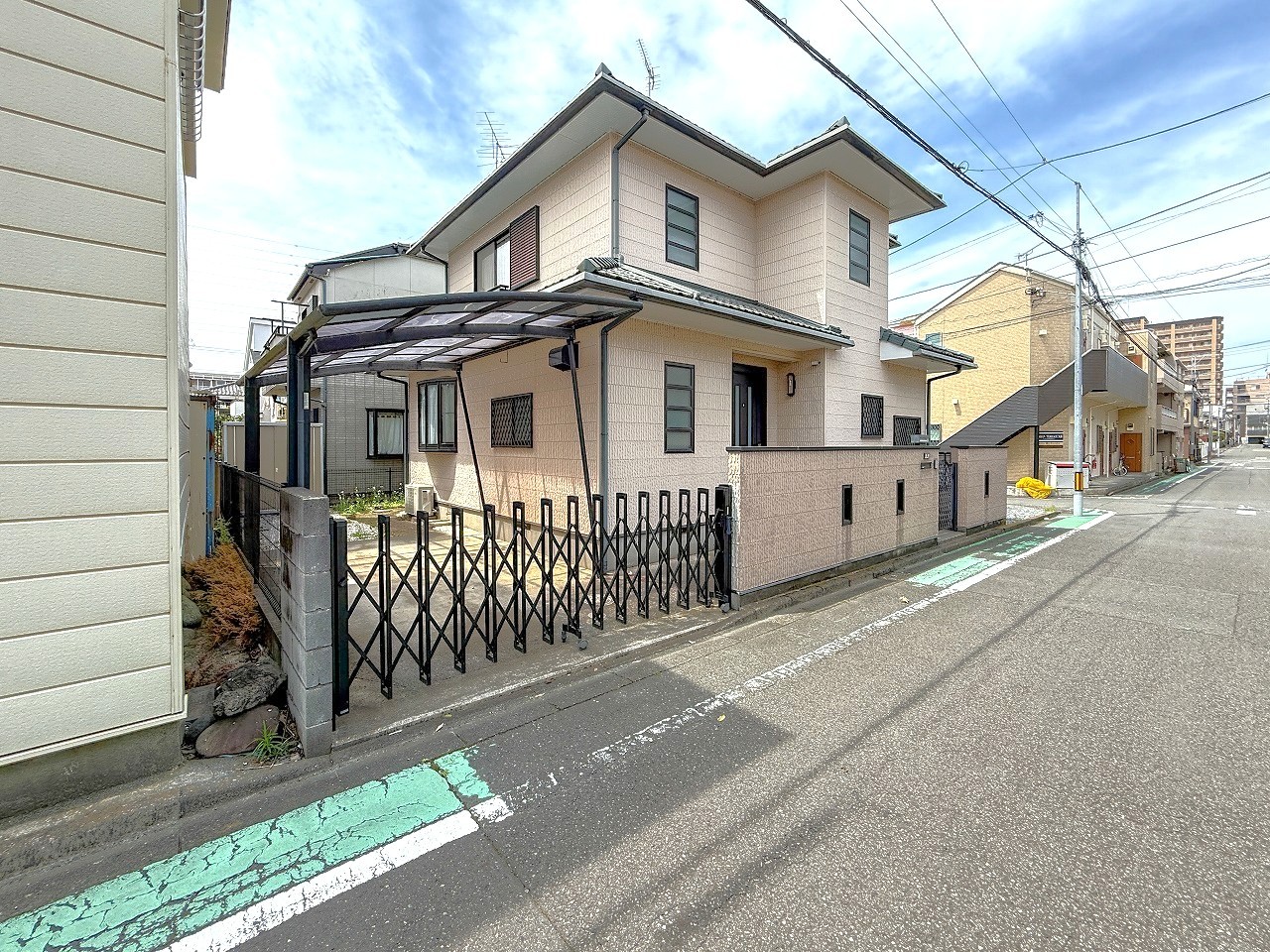 【前面道路含む現地写真】角地につき開放感があります。北東側の道路幅員は約6.0mのため、お車の出入庫もスムーズに行えそうです。