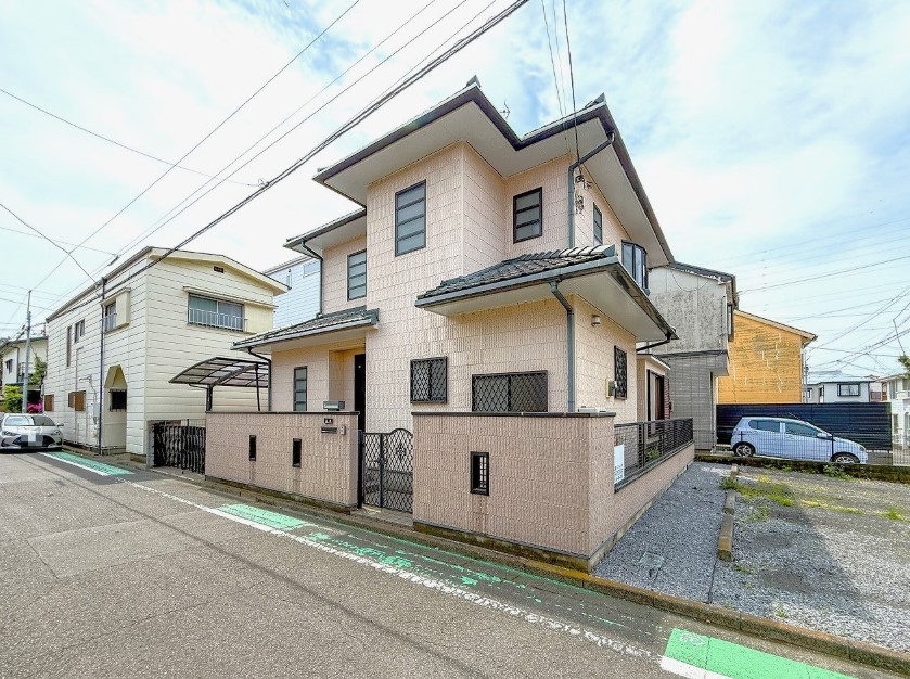 【現地外観写真】前面道路の幅員は、北東側約6.0m、北西側約4.0mです(ともに公道)。アスファルト舗装済で、お子様でも通行しやすいです。