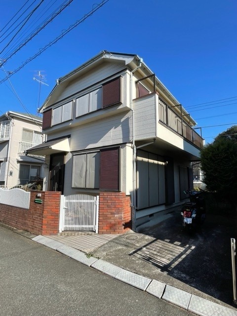 【現地外観】小田急小田原線「玉川学園前」駅まで徒歩16分の立地。南向きバルコニー付きの2SLDK。随所に収納が設けられているので、住空間をスッキリと保てます。カースペース1台分付き(車種による)。