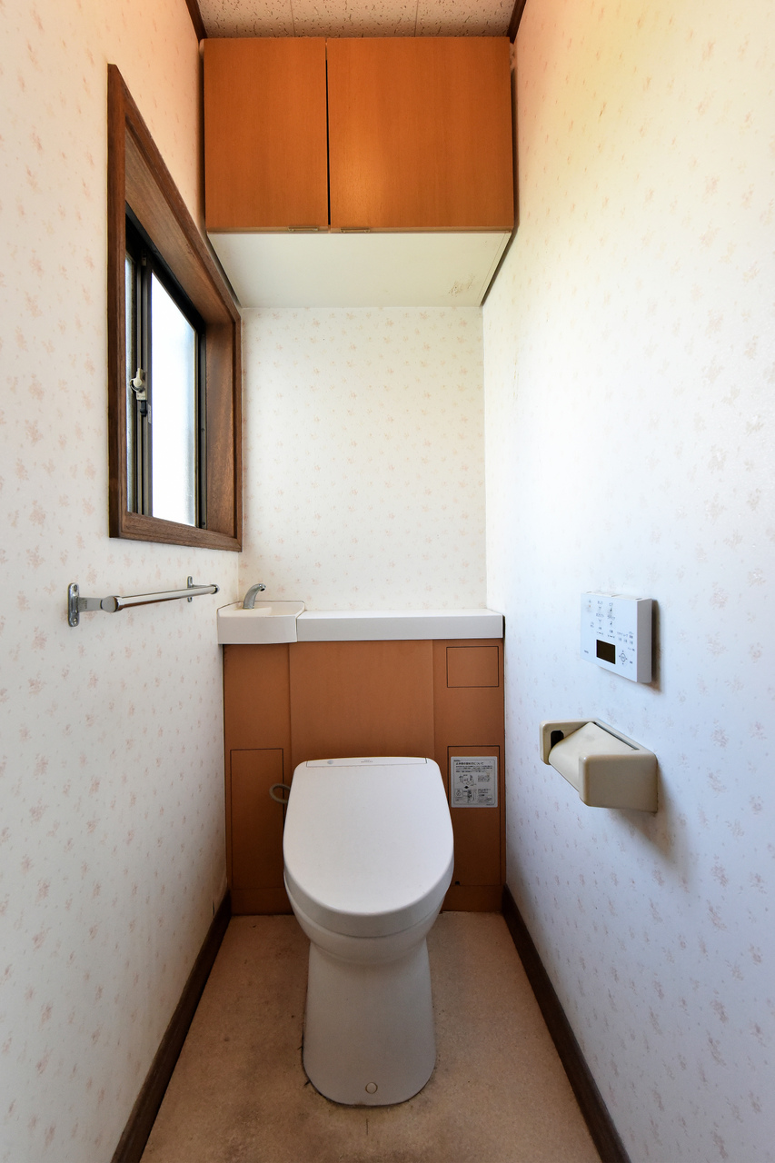 【トイレ】1年中快適に使用できる温水洗浄便座付きのトイレです。背面に収納が備わっており、トイレットペーパーのストックや掃除用具の収納に重宝します。