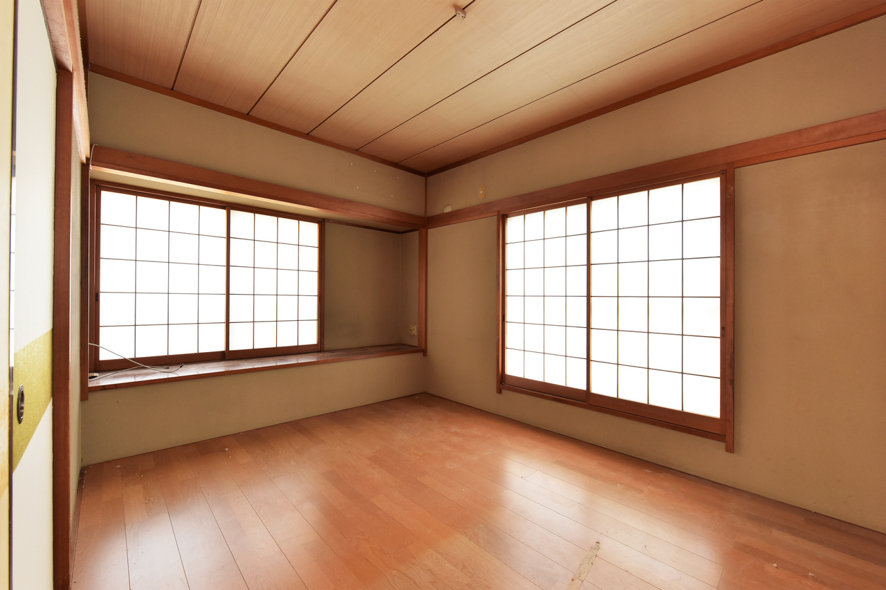 【洋室/約6.0帖】南・東側の2面採光が確保された、爽やかな陽光が差し込む洋室です。主寝室におすすめ。窓には障子が備わり、和を感じさせる落ち着いた雰囲気です。