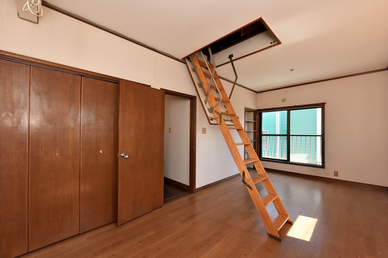 【洋室/約9.0帖】屋根裏収納付きです。使用しない時は、梯子は折り畳んで収納できます。2階には廊下から出入りできる約3.0帖の納戸もあります。