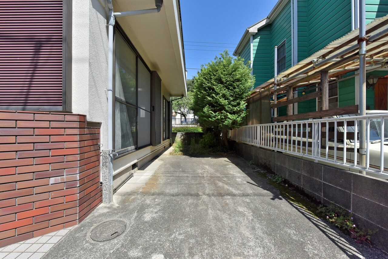【駐車場】カースペース1台分付きです(車種による)。LDKに隣接し、荷物の運び込みに便利。立水栓があり、外掃除や洗車・植栽への水やりにご活用いただけます。