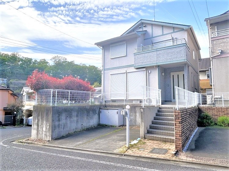 【八王子市大船町 戸建】京王バス「寺田東」停まで徒歩5分の立地。専有面積100㎡超のゆとりある「4SLDK」の住まいです。カースペース1台分有(車種によります)。
