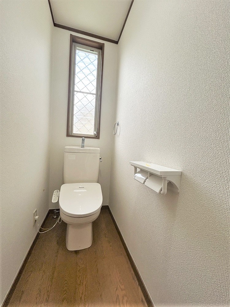 【トイレ】トイレは各階に設置されており、朝の支度や来客時など忙しい時間帯でもスムーズに利用できます。家族それぞれの動線に合わせて使いやすい配置です。