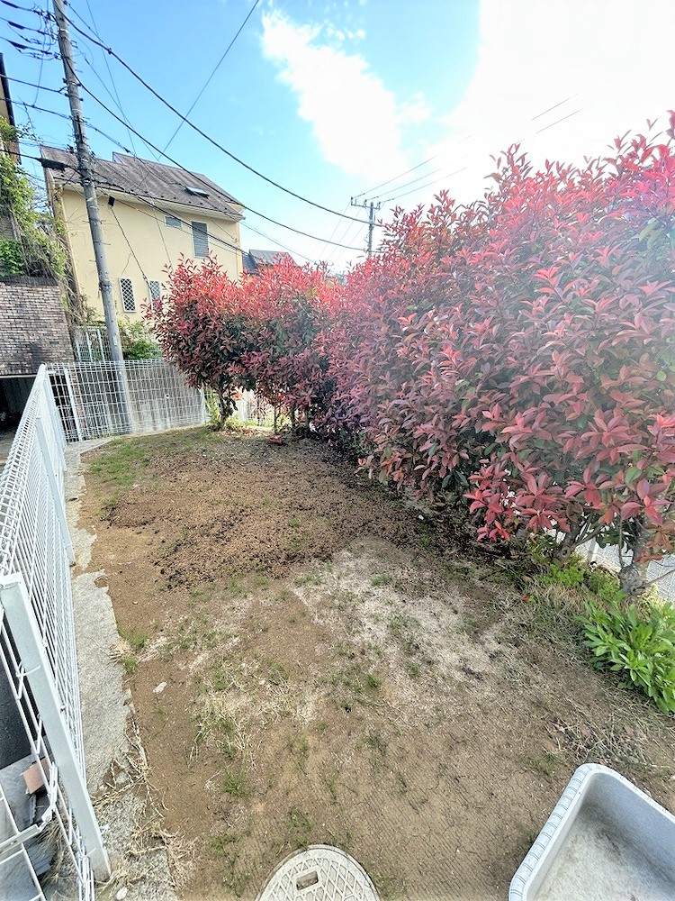 【庭】南側の庭は、たっぷりの陽光が注ぐ心地よい屋外スペースです。植物を育てたり、ちょっとしたくつろぎの場としたり、多用途に利用できます。