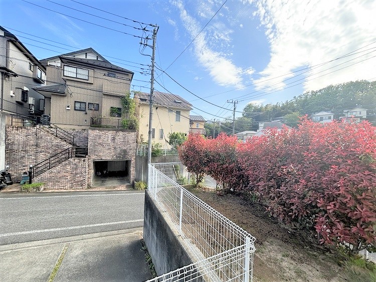 【庭】高台のため開放感があります。外の風を感じながらほっと一息つける癒しの空間です。