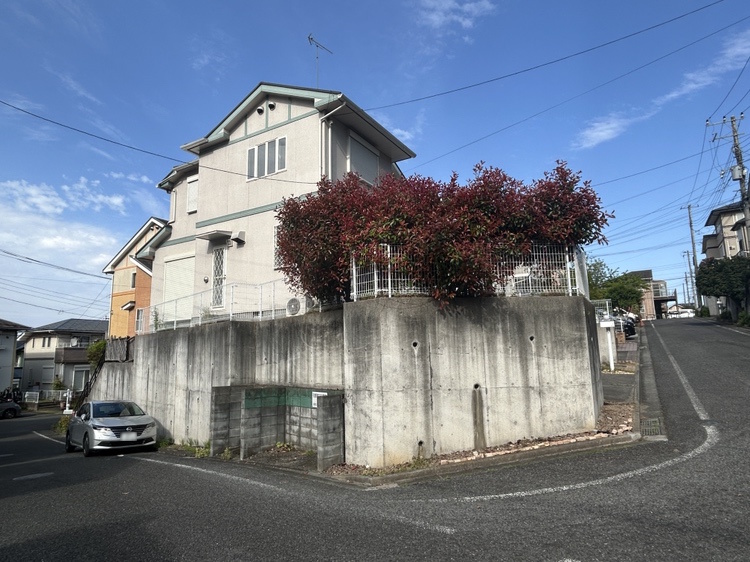 【現地外観写真】高台に位置する角地のため、開放感とプライバシーが確保しやすい住環境です。周囲は閑静な住宅街で、落ち着いた暮らしが叶います。