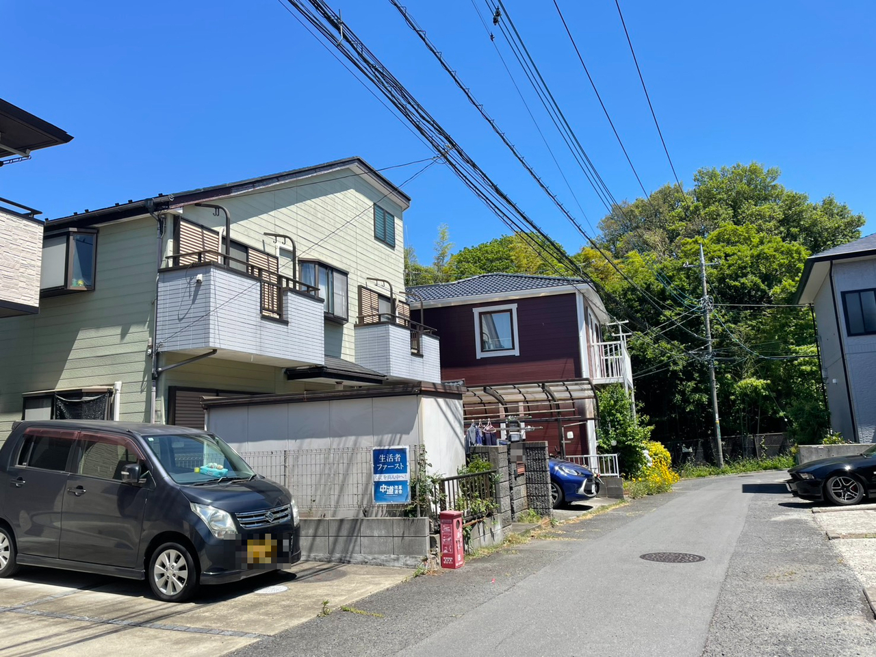 【前面道路含む現地写真】周辺に高い建物が建ちにくい第一種低層住居専用地域に位置しています。落ち着いた住環境でのびのびと子育てしたいファミリーにもおすすめです。