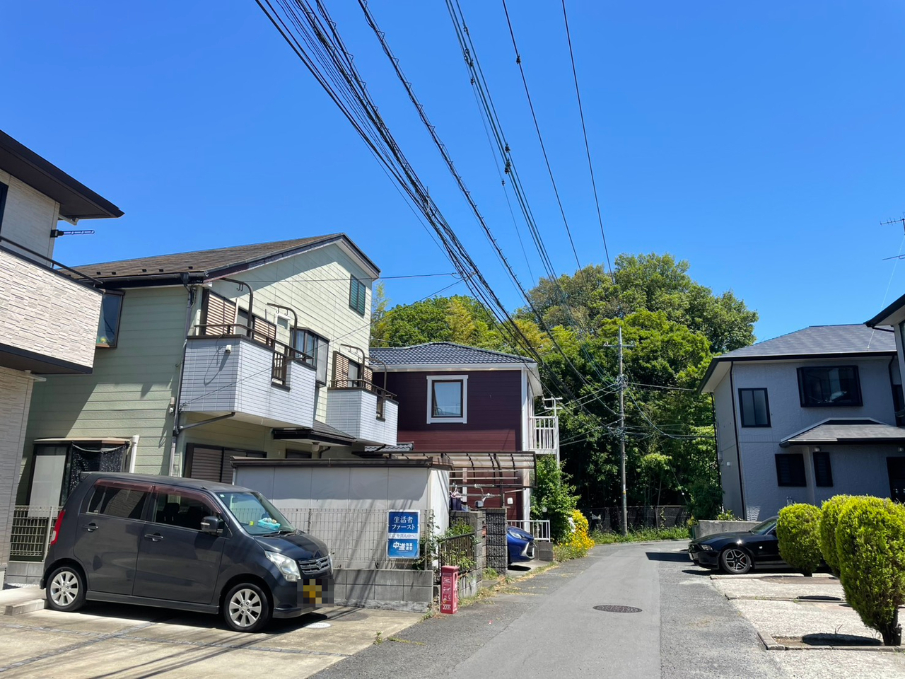 【前面道路含む現地写真】周辺は、高低差の少ない平坦地エリアです。物件詳細など、ぜひ一度お気軽にお問い合わせくださいませ。