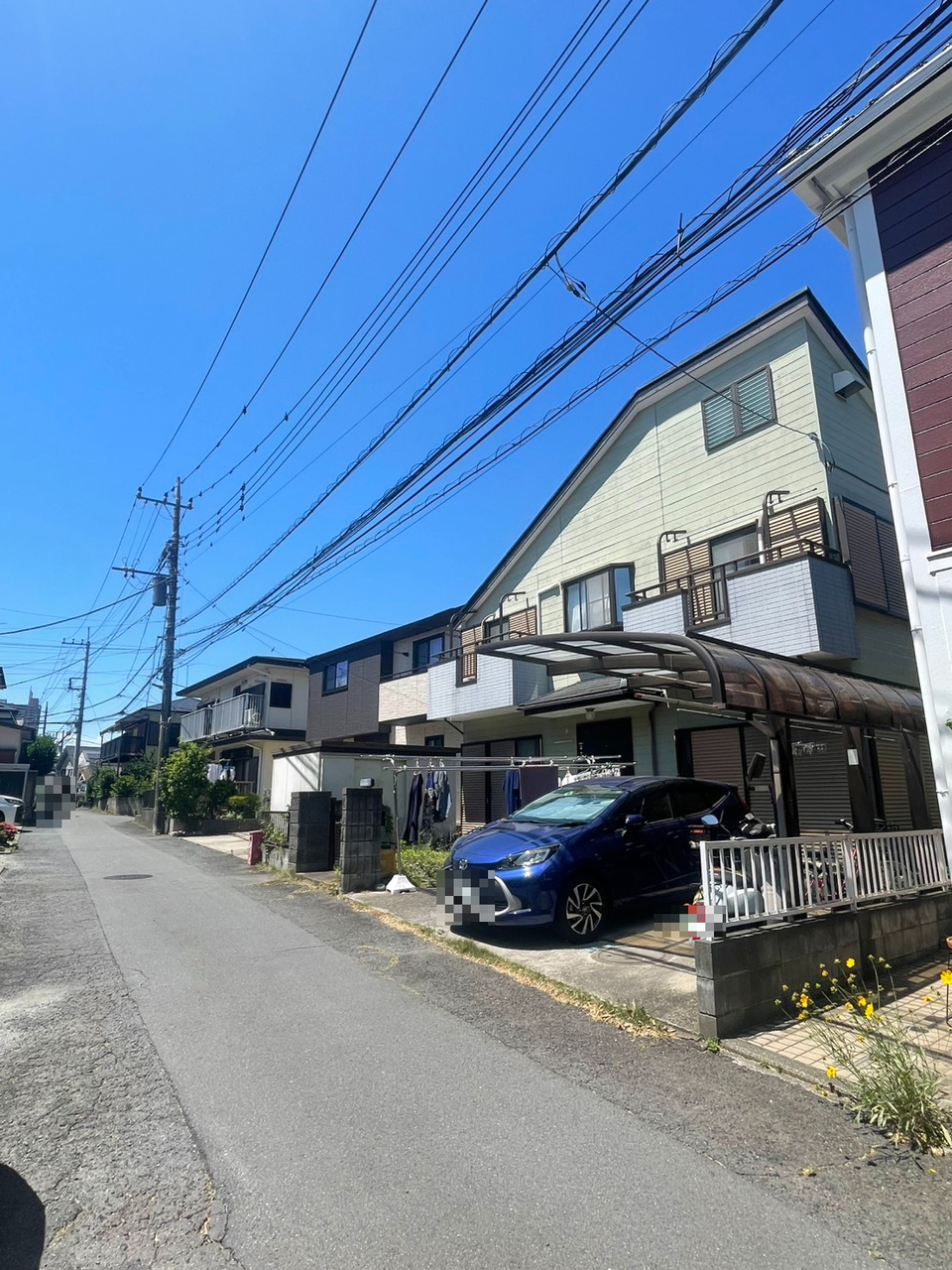 【前面道路含む現地写真】住宅の窓にシャッターが設置されています。就寝中や外出中の防犯効果のほか、台風などによる強風の被害も軽減されそうです。