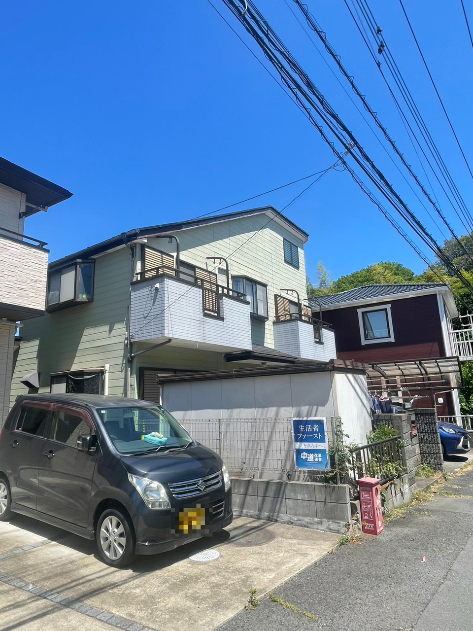 【現地外観写真】2階の南西側2ヶ所に、バルコニーが設けられています。明るい陽光が室内へたっぷり降り注ぎます。天気のいい日には洗濯物がよく乾きそうです。