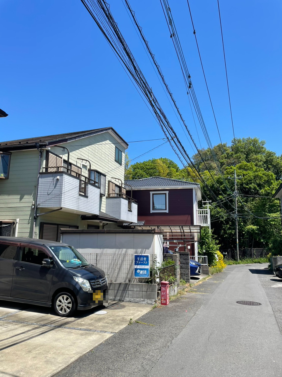 【前面道路含む現地写真】前面道路は南西側、幅員約4.0mの公道です。アスファルト舗装がされているため、自転車やベビーカーなどでも、スムーズに通行していただけます。