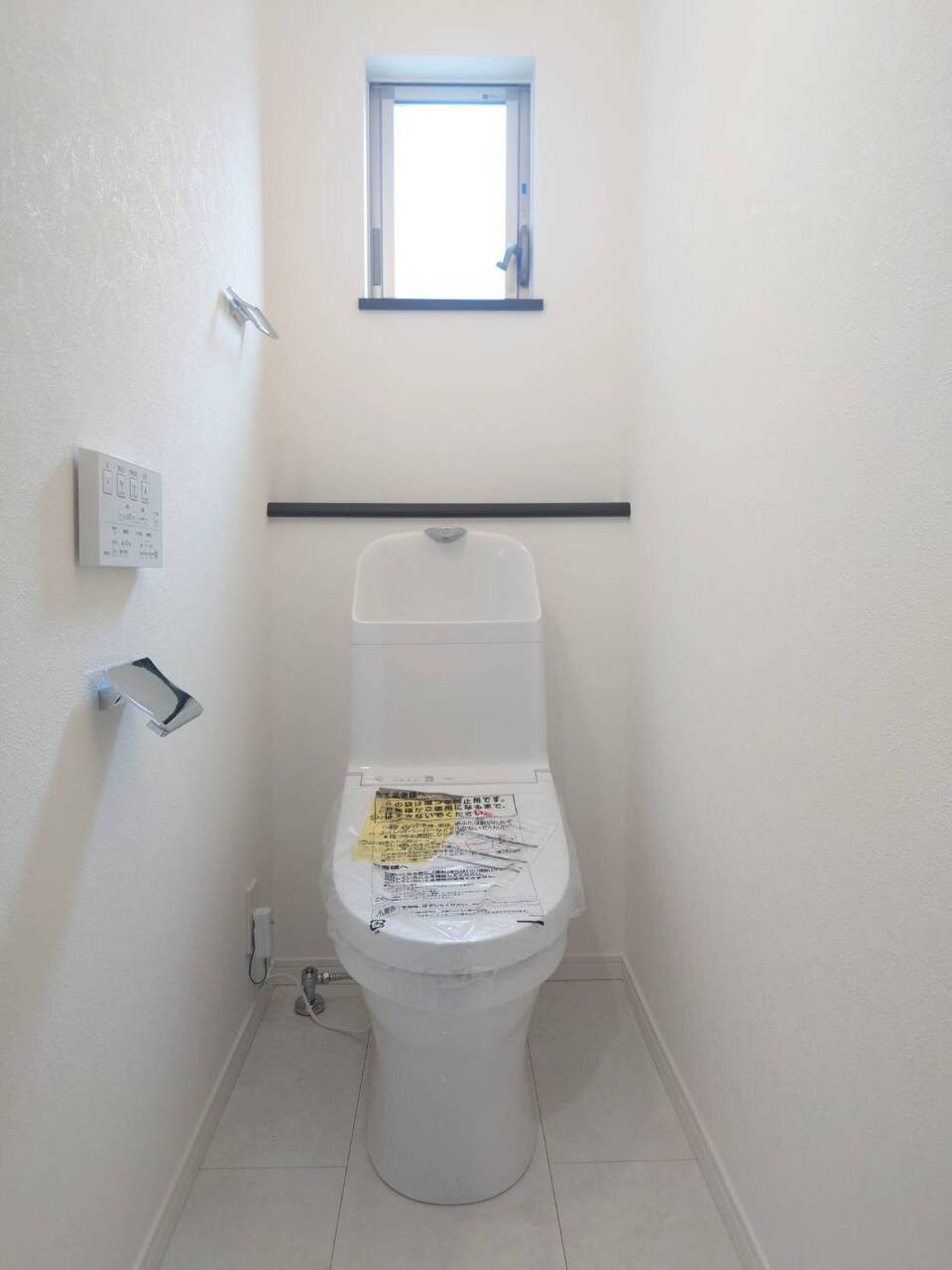 【トイレ/2階】ホワイトベースの明るく清潔感あふれる内装。トイレは各階に設置されています。来客時も気兼ねなくご使用いただけます。