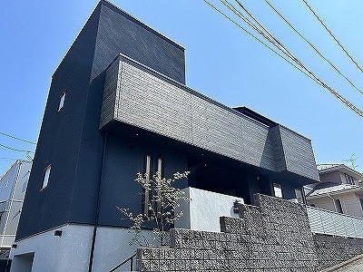 シックなネイビーと木目が調和した上質な住まいです