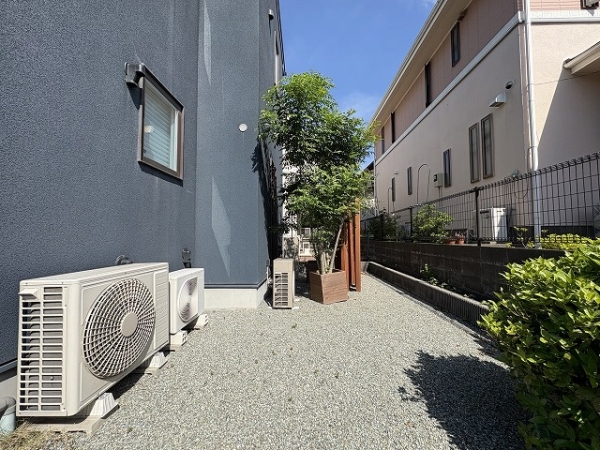 小石敷きの庭で、趣ある景観と実用性を兼ね備えています