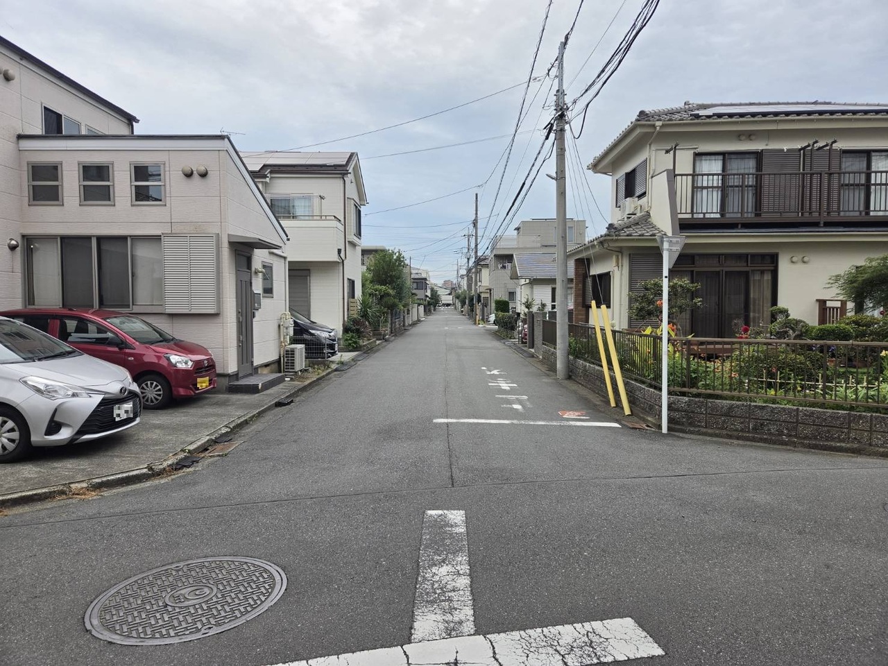 【前面道路を含む現地写真/東側】東側に面する道路の幅員は約6m(公道)。車の出し入れもスムーズにできそうです。