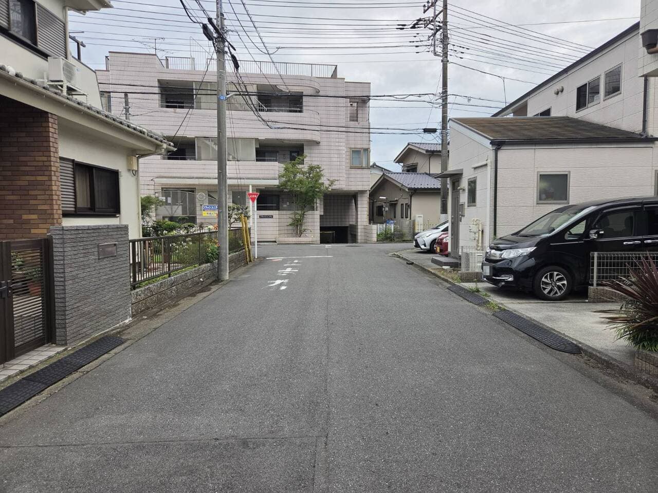 【前面道路を含む現地写真/東側】前面道路はきれいに舗装されています。凹凸が少なく、小さなお子様や、お年寄りの方も、無理なく歩くことができそうです。