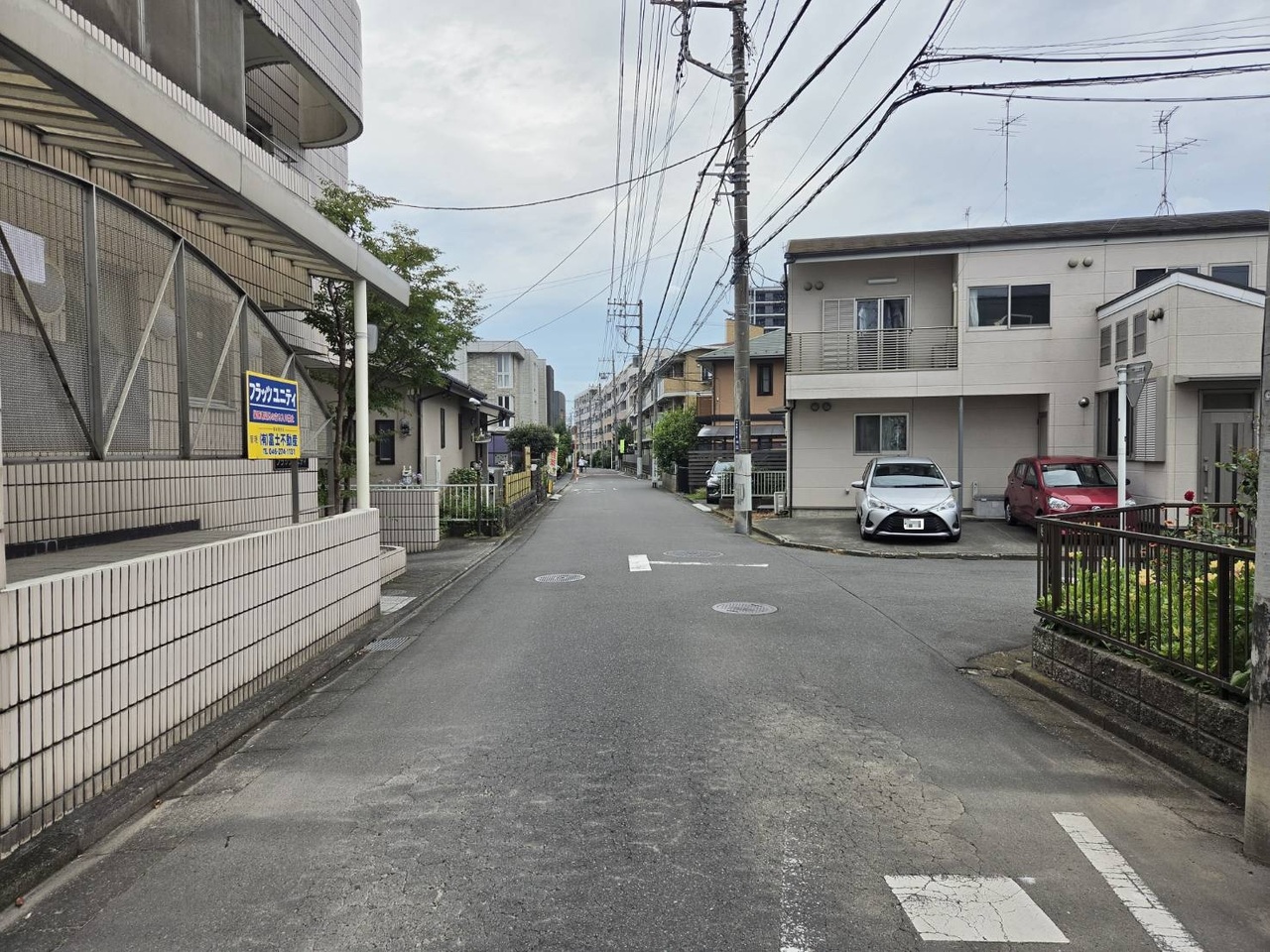 【前面道路を含む現地写真/南側】南側に面する道路の幅員は約5.56m(公道)です。2台駐車可能なカースペース付きです(車種による)。