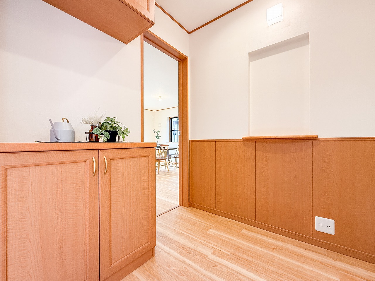 玄関から入った廊下部分にはニッチがあり、雑貨や季節の花を飾ったりと、素敵な空間を演出することができます。