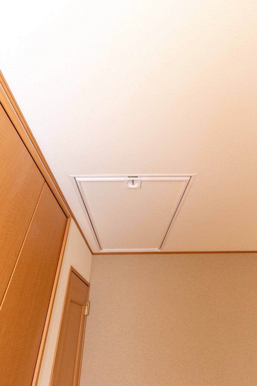 2階南西側の約6.75帖洋室です。天井に小屋裏収納がございます。季節外れの物や趣味のものなど色々と収納できそうです。