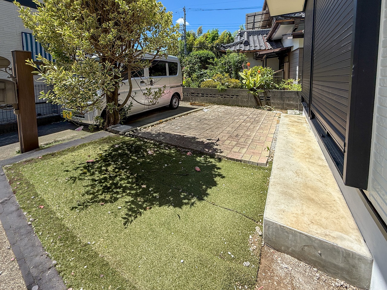 南側が駐車場と庭になっているので陽当り良好なお住まいです。リビングから庭に出入りできお子様の遊び場やガーデニングスペースなど多様にお使いいただけます。