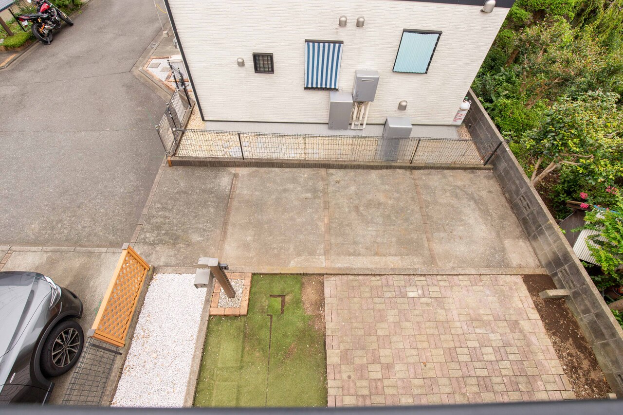 舗装された駐車スペースで駐車も安心です。また周辺は閑静な住宅街で、小学校のやショッピングセンターまで徒歩7分、中学校まで徒歩5分と生活に便利な立地です。