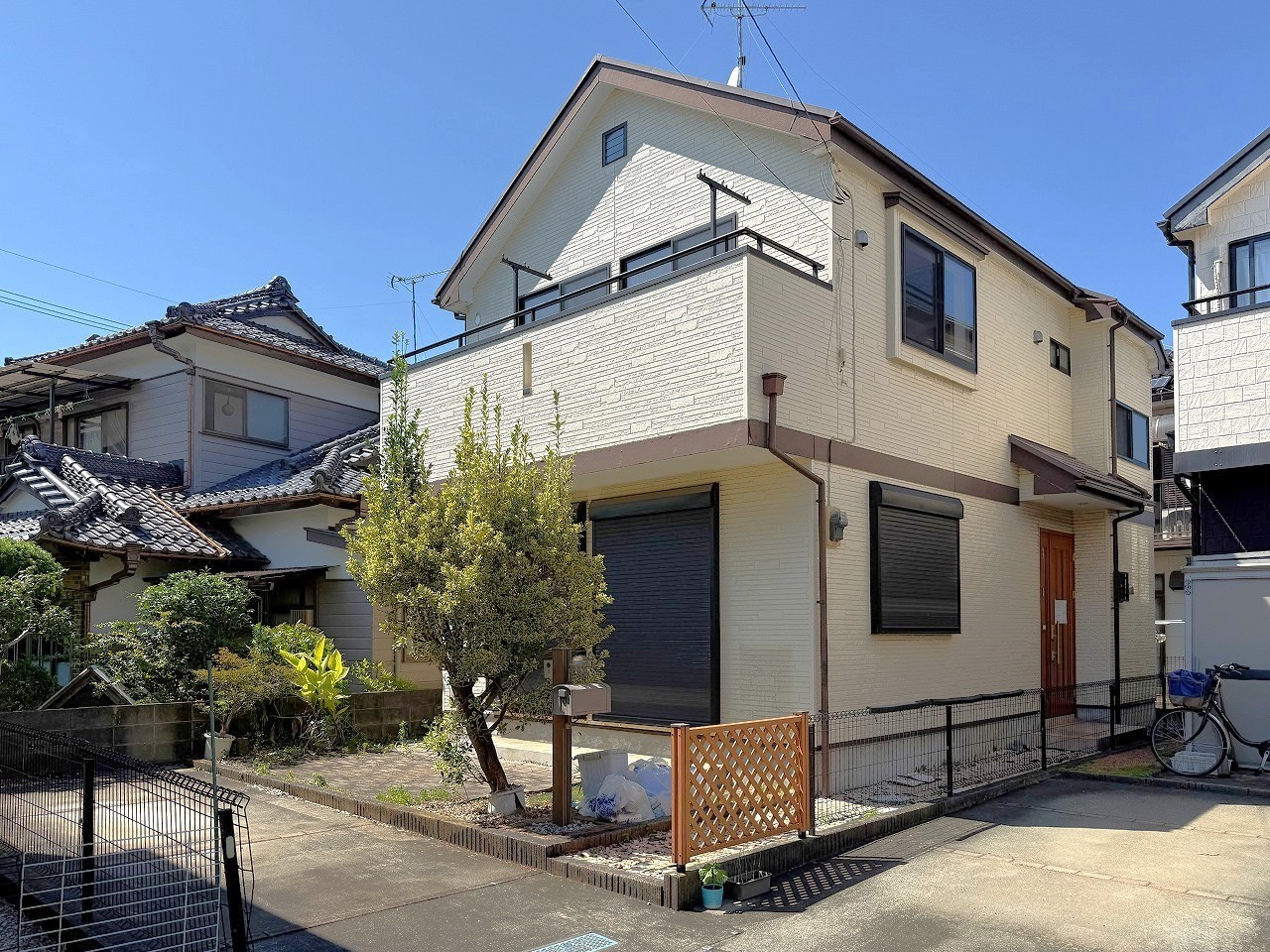 【現地外観写真】第一種低層住居専用地域内に位置しているため、周辺は低層住宅が建ち並び、高い建物が建ちにくいエリアです。東寺方ショッピングセンターまで徒歩7分の便利な立地です。