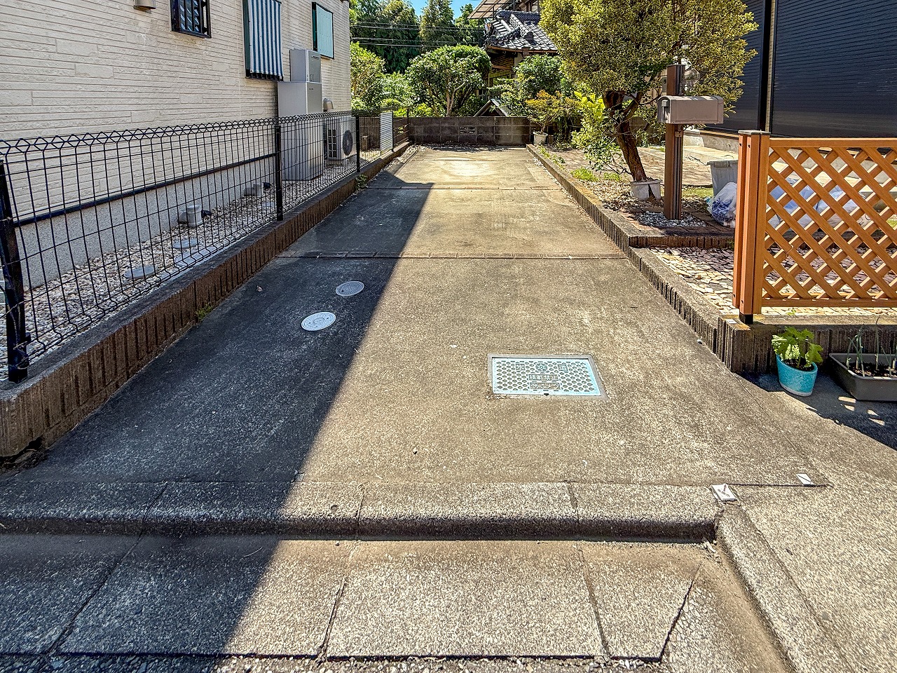 【駐車場】南側に庭・カースペースがあります(車種による)。隣家との距離を確保できるため、明るい陽光を室内に採り込めます。お子様のプール遊びやガーデニングを楽しむこともできそうです。