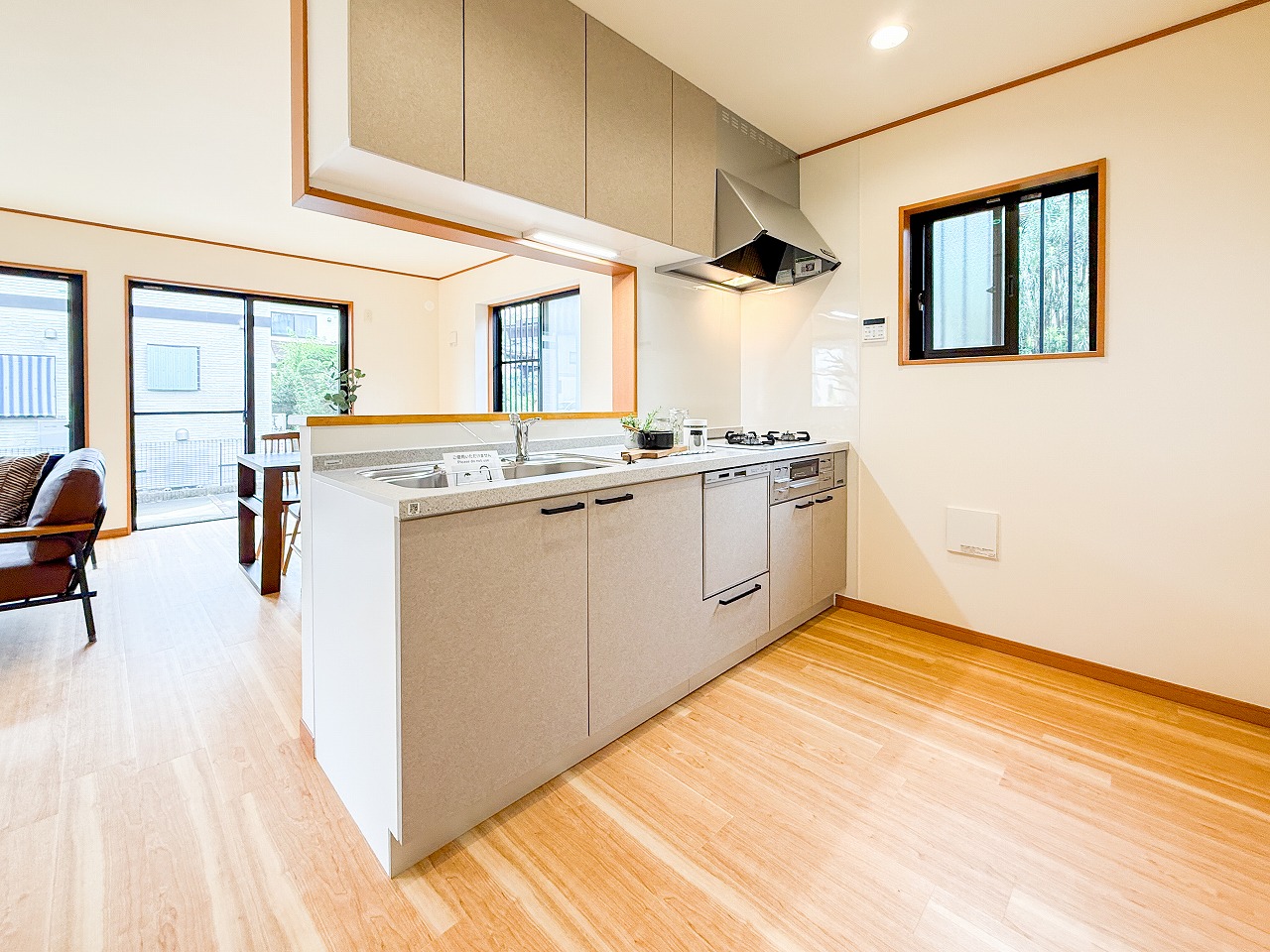 リフォーム済みのキッチンです。給湯器やキッチン、トイレ、浴室など水回りが新しいと快適に新しい生活が始められますね！