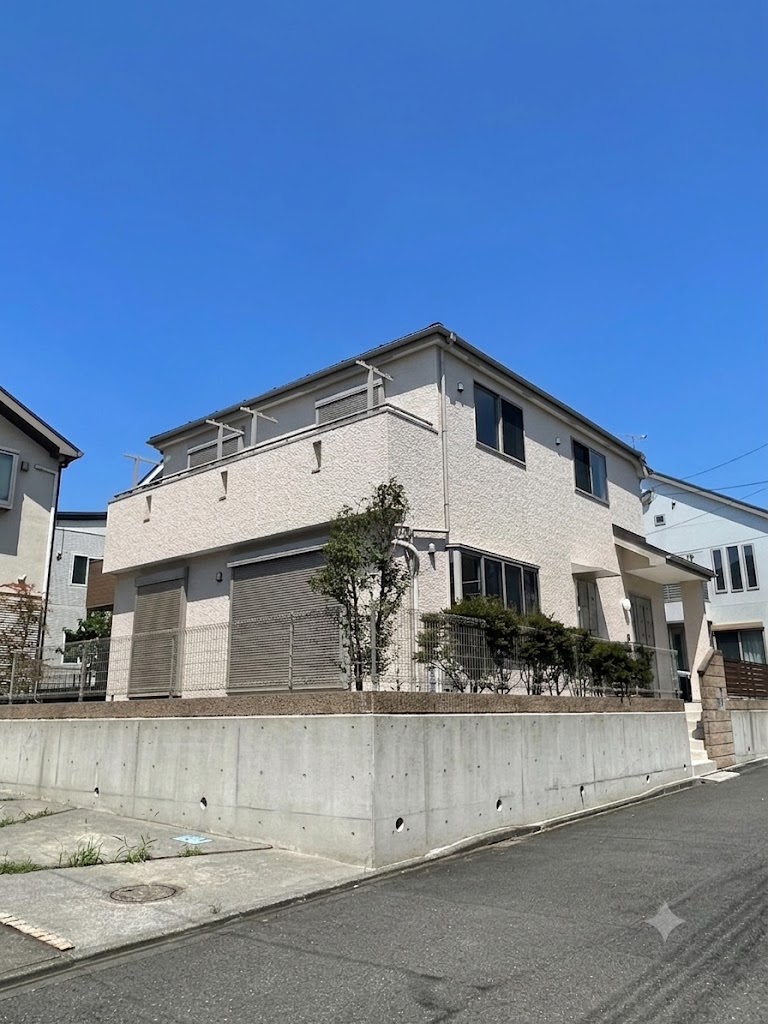 【相模原市南区下溝 戸建て】JR相模線「原当麻」駅まで徒歩9分。第一種低層住居専用地域内に位置する4LDKの住まいです。2台駐車可能なカースペース付きです(車種による)。