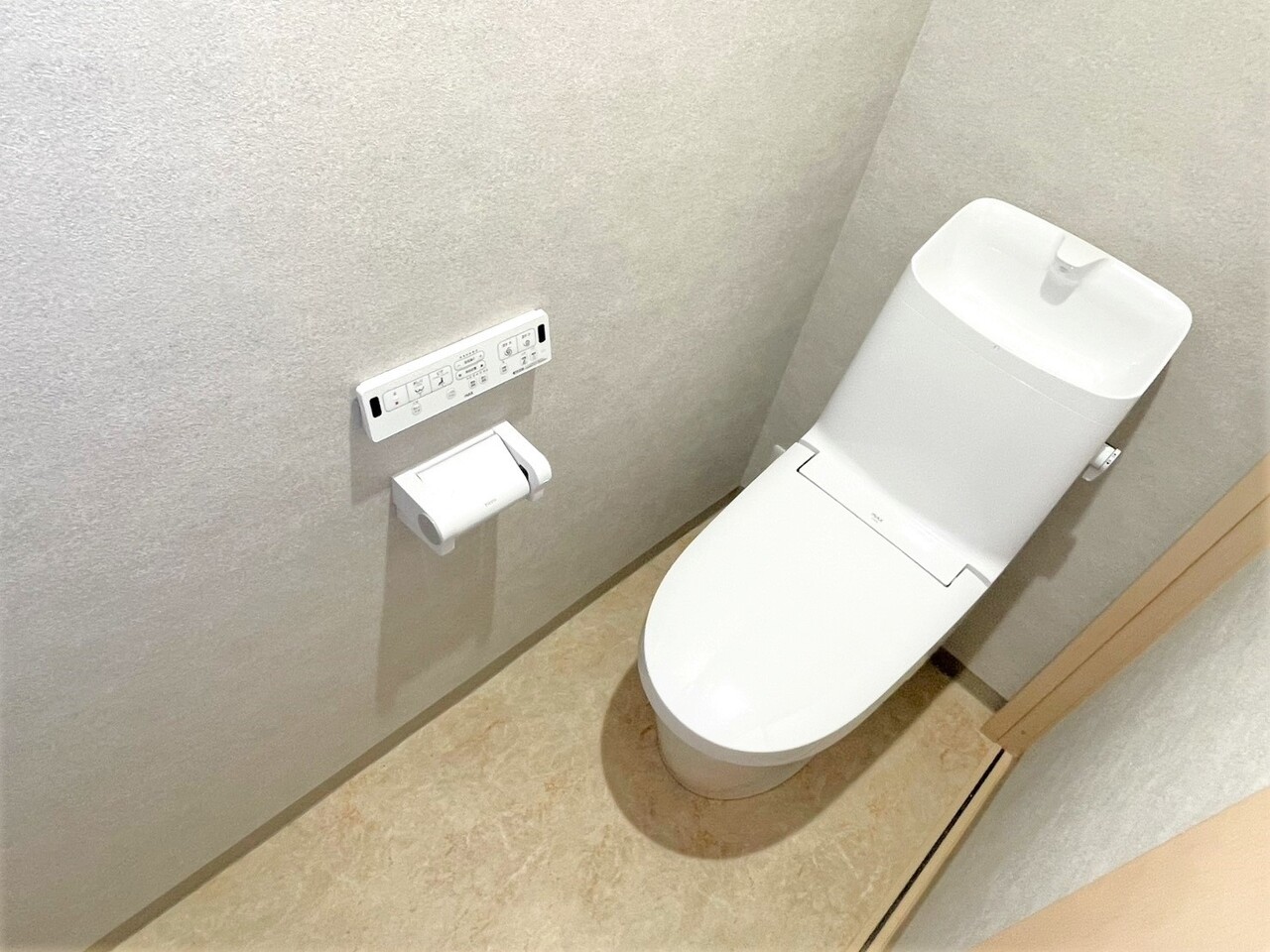 【トイレ/2階】トイレは各階に設けられており、ライフスタイルに合わせて使い分けが可能です。