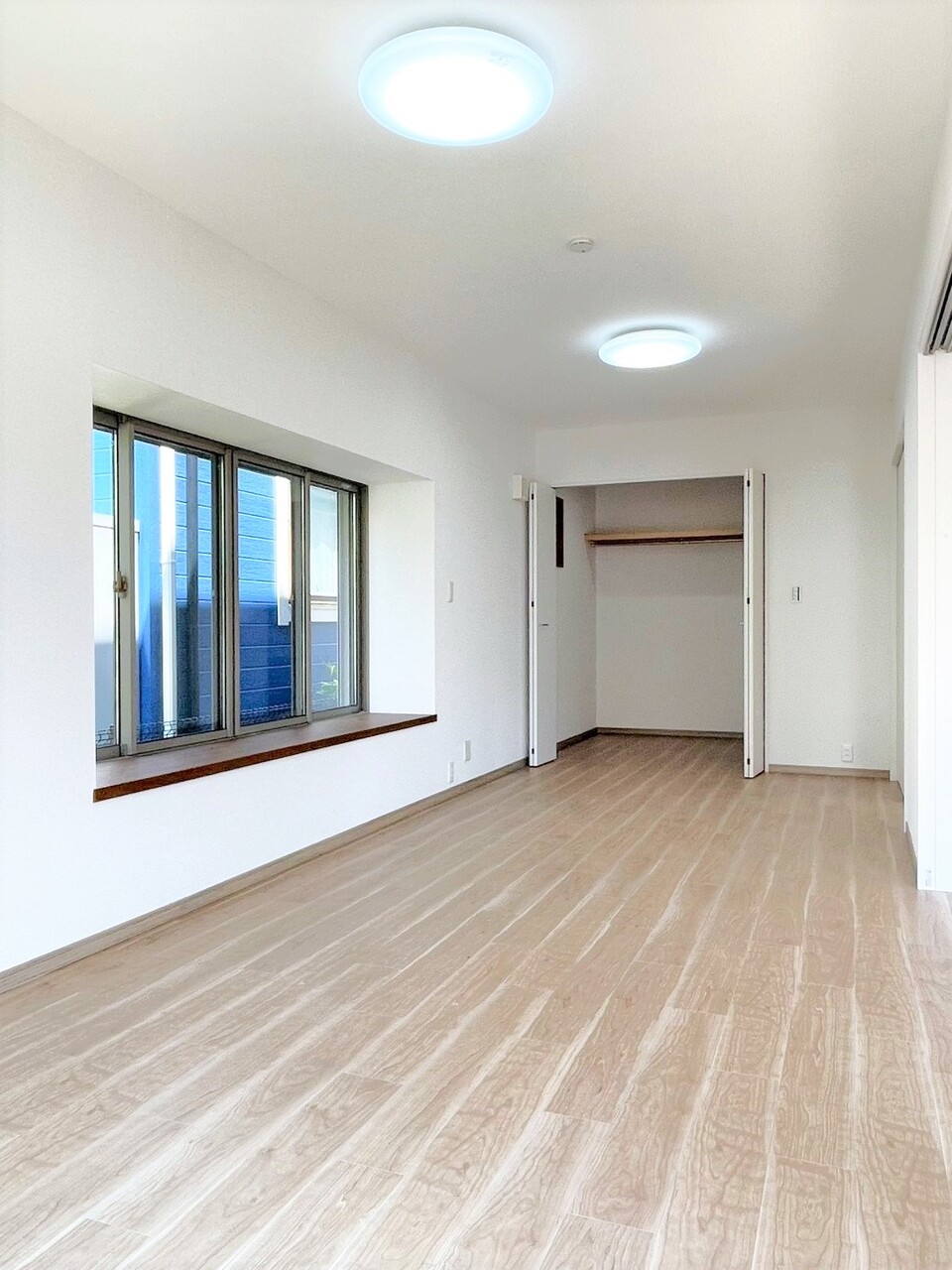 【洋室/約10.5帖】来客の際は引き戸を閉めてプライバシーを守ることができます。全居室フローリングでお手入れがしやすいです。
