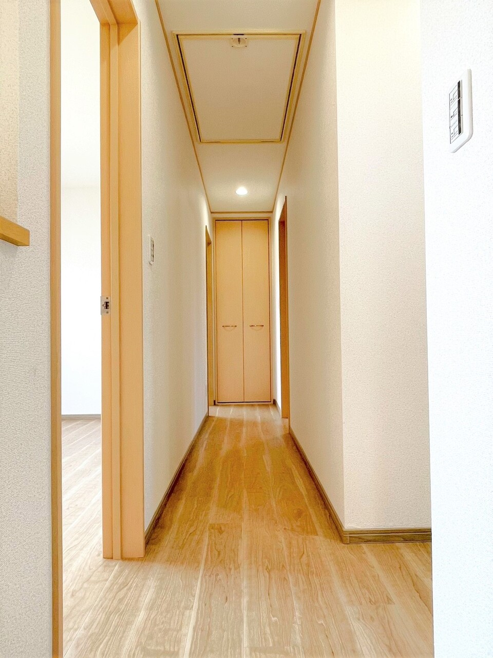 【廊下/2階】グルニエへ出入り可能です。廊下にも収納が設けられており、掃除用品や日用品のストックなどを収納できます。