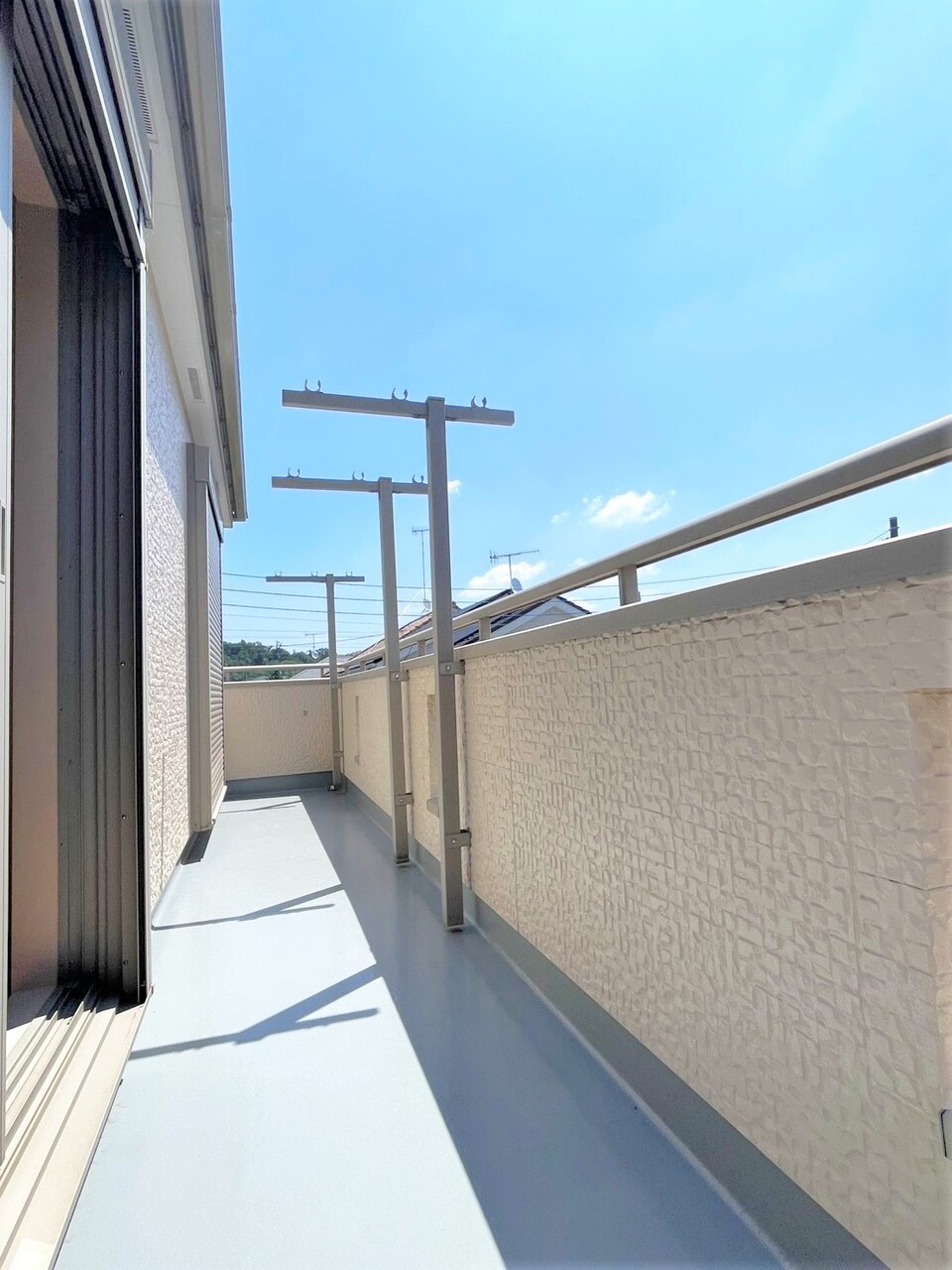 【バルコニー】南向きのバルコニー。晴れた日には洗濯物がすっきりと乾きそうです。家事や仕事の合間に景色を眺めてリラックスできそうです。