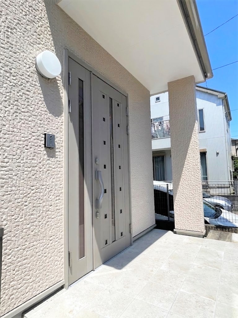 【玄関】屋根付きのため、雨の日の出入りや鍵の出し入れもスムーズ。夜間用の照明も備わっています。