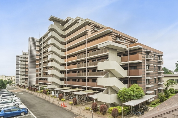 裏側はマンションの駐車場になっており陽当り通風良好